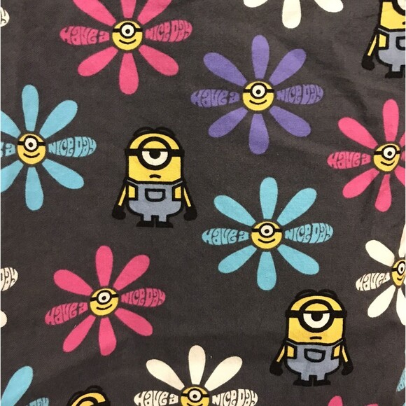 Minions Universal Studios Scrub Top Women's XS Despicable Me Floral 3 Pocket - Picture 2 of 9